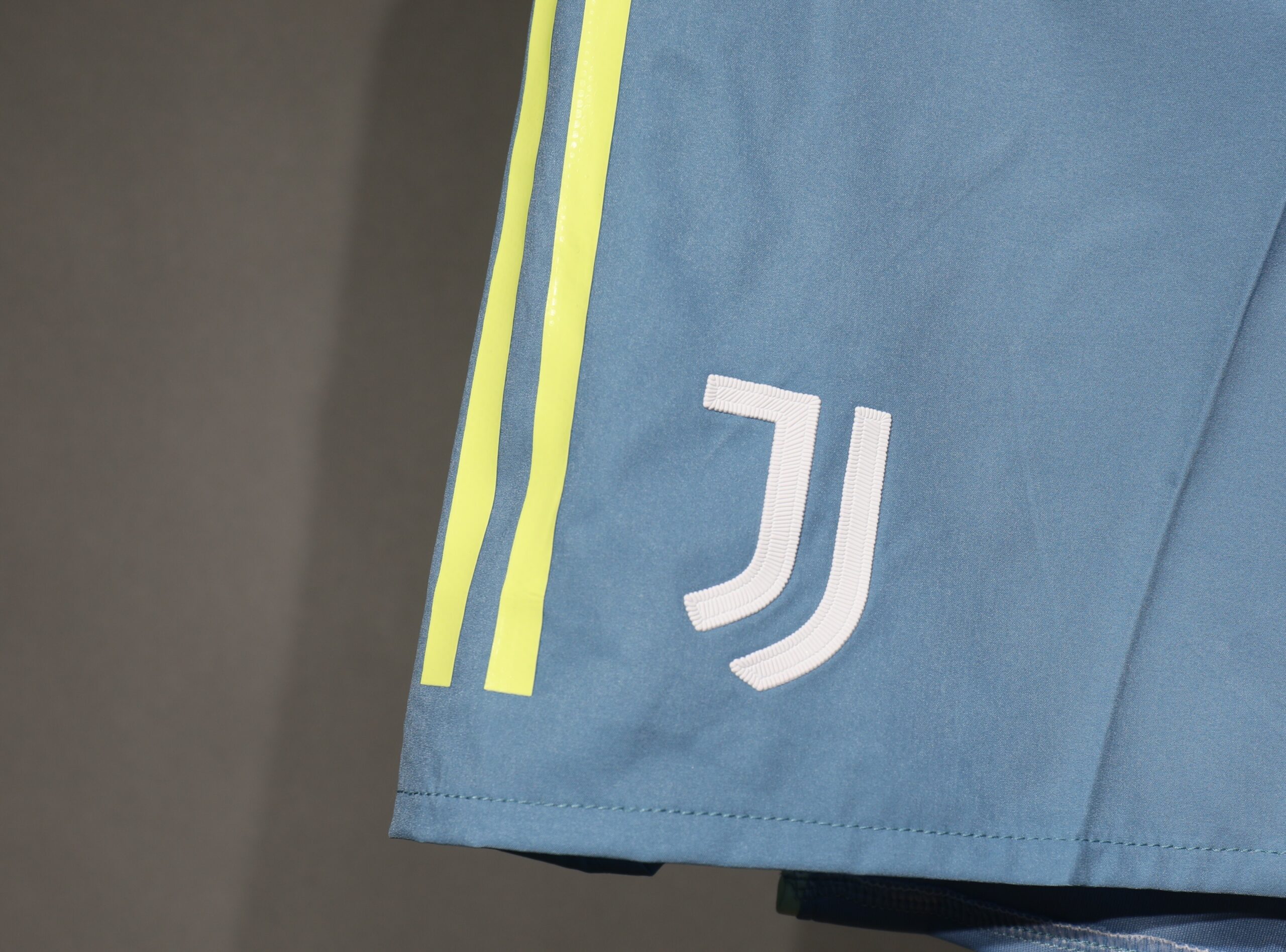 25-26 Juventus Away Player Shorts - Image 2