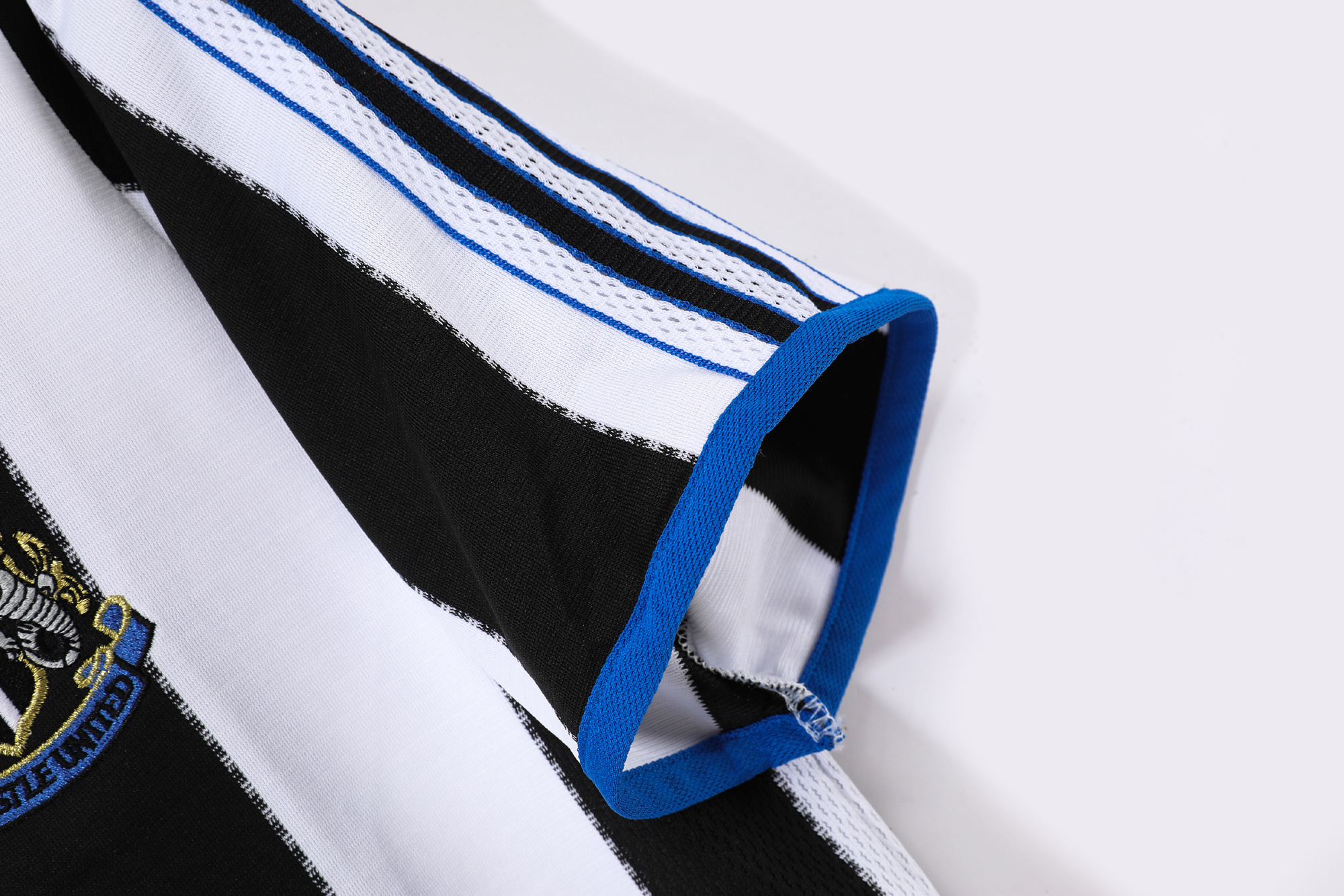 2000-2001 Newcastle United Home Retro Jersey - Image 6
