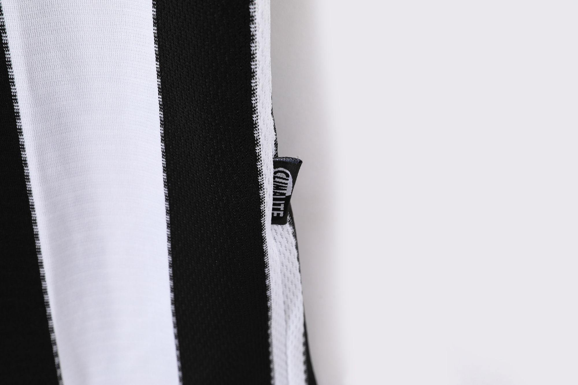 2000-2001 Newcastle United Home Retro Jersey - Image 5