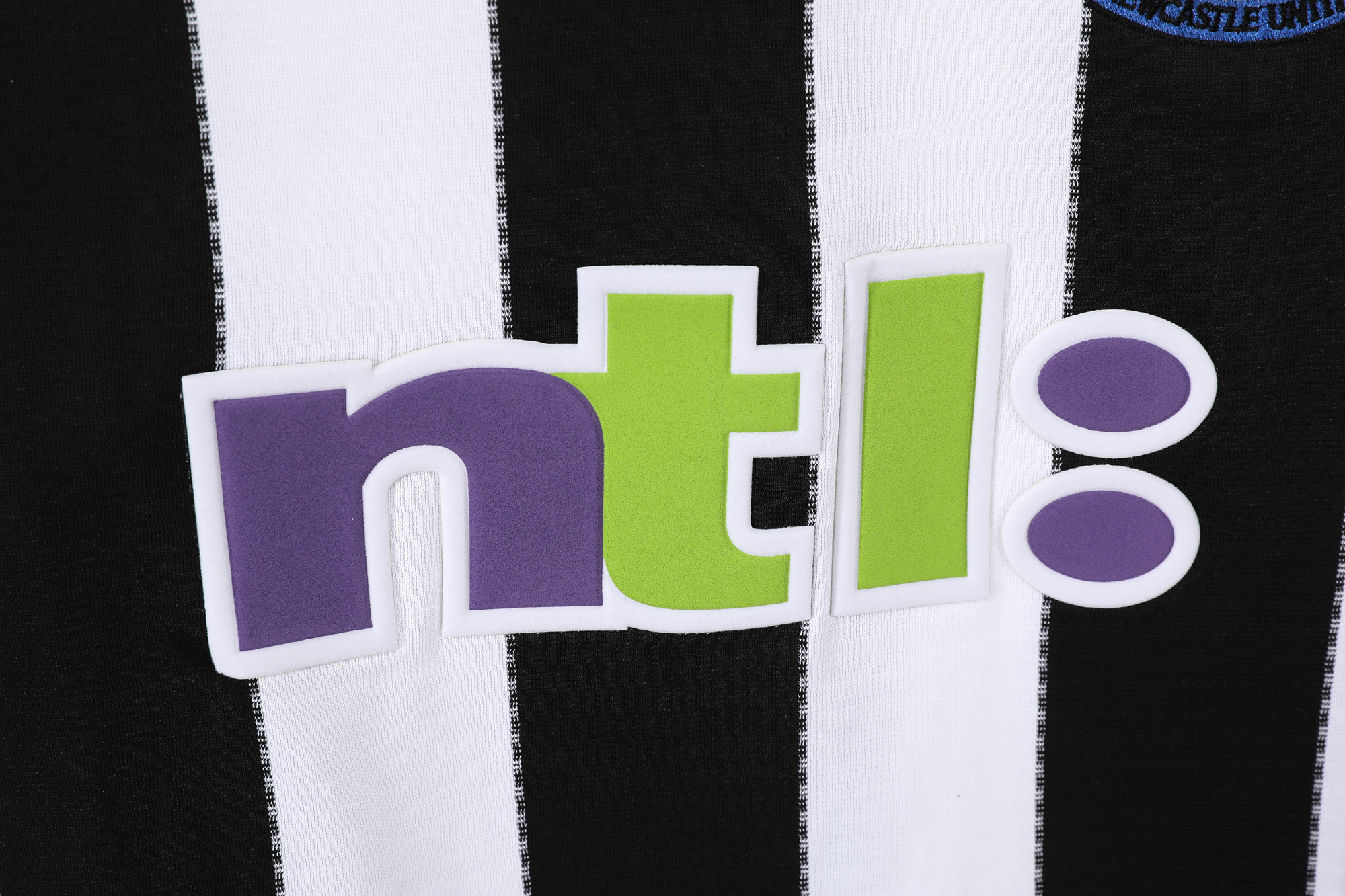 2000-2001 Newcastle United Home Retro Jersey - Image 3