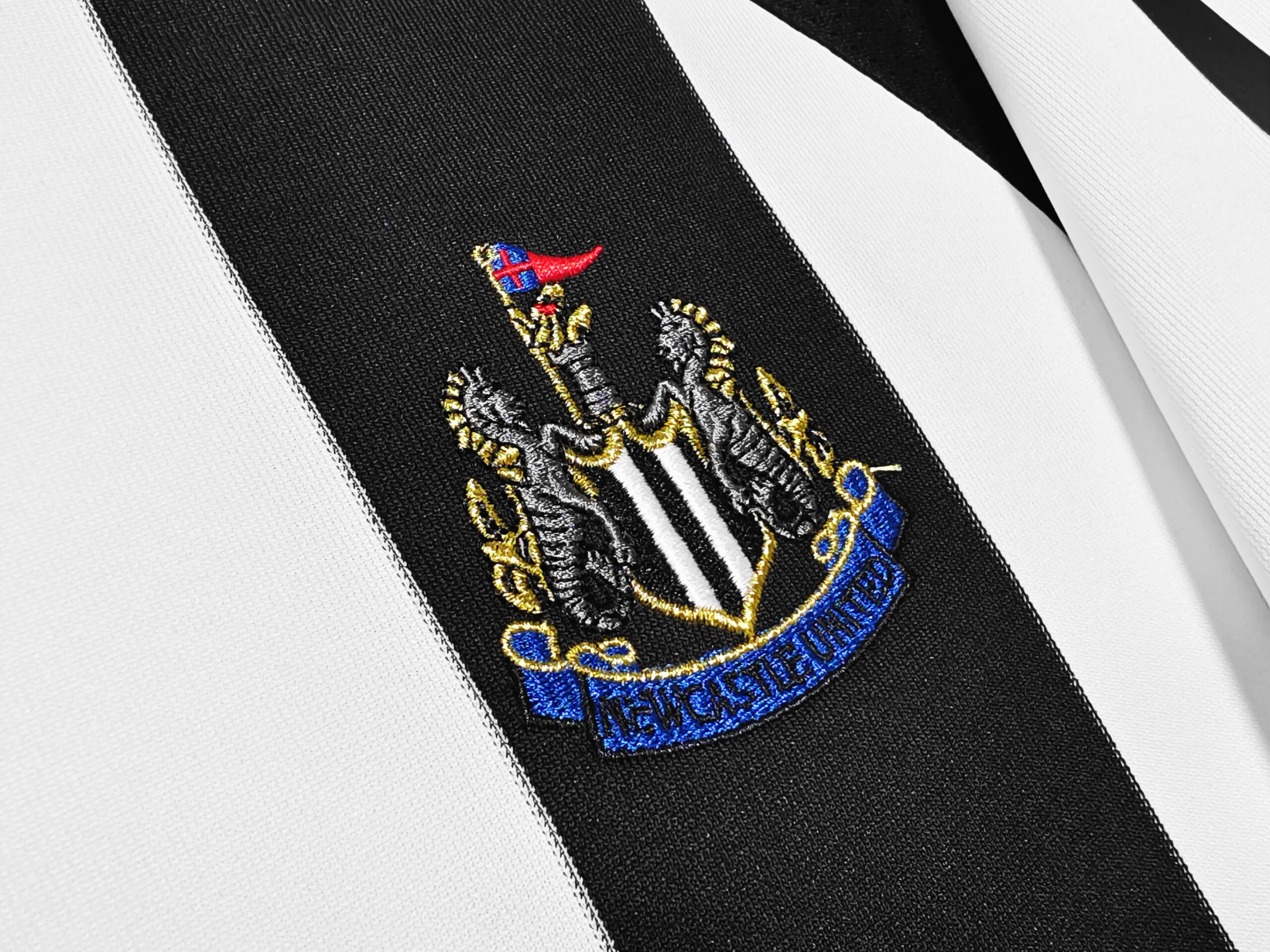 05-06 Newcastle United Home Retro Jersey - Image 5