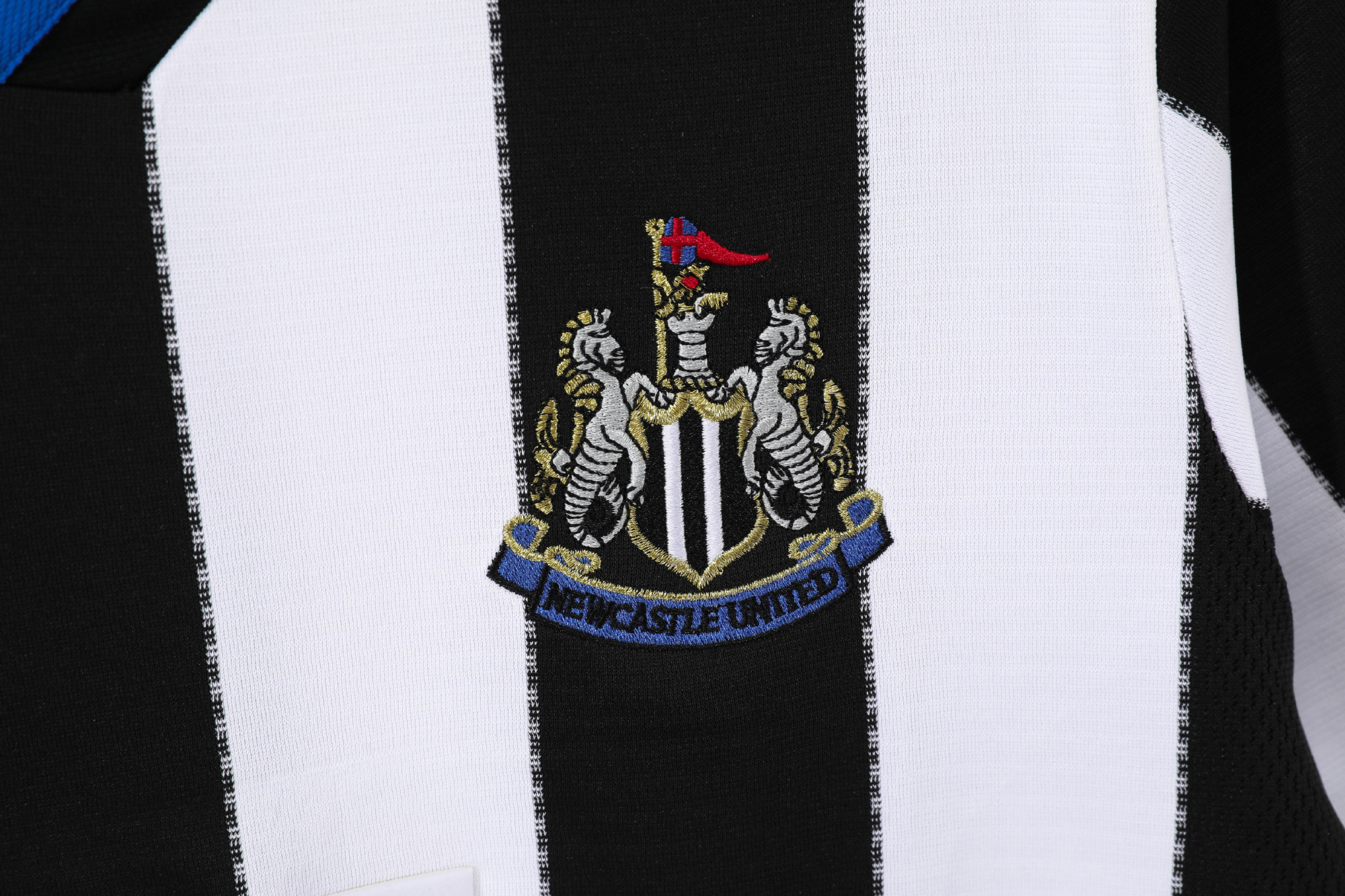 2000-2001 Newcastle United Home Retro Jersey - Image 4